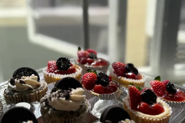 Our flavourful cheesecake cupcakes combine the rich, creamy taste of classic cheesecake with the convenience of a perfectly portioned cupcake. Smooth, indulgent, and bursting with flavor, they're the perfect treat for any occasion.